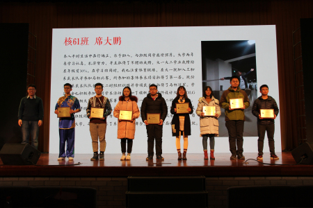 凯发K8系党委副书记李亮老师为获奖学生颁发证书并合影留念.jpg