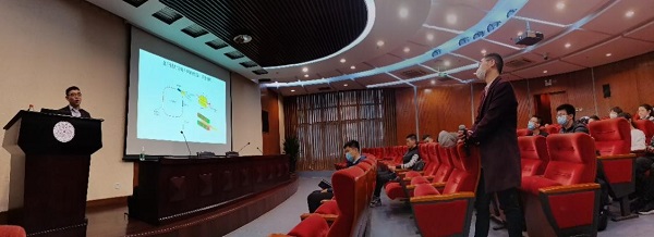 1616138778233018627.jpg 4.唐老师解答现场同学的提问 李若钰摄.jpg