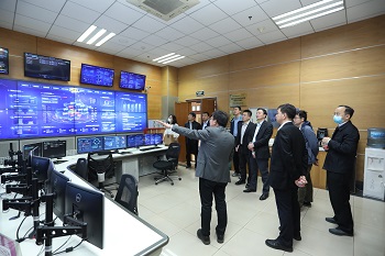 1618566201629018076.jpg 参观实验室2.jpg